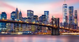 Silhouette de Manhattan au coucher du soleil et le Brooklyn Bridge en premier plan